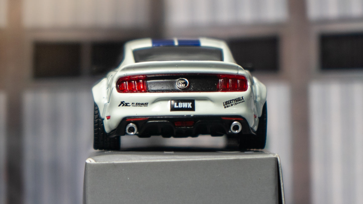 Mini GT - FORD MUSTANG GT LBWK WHITE #646