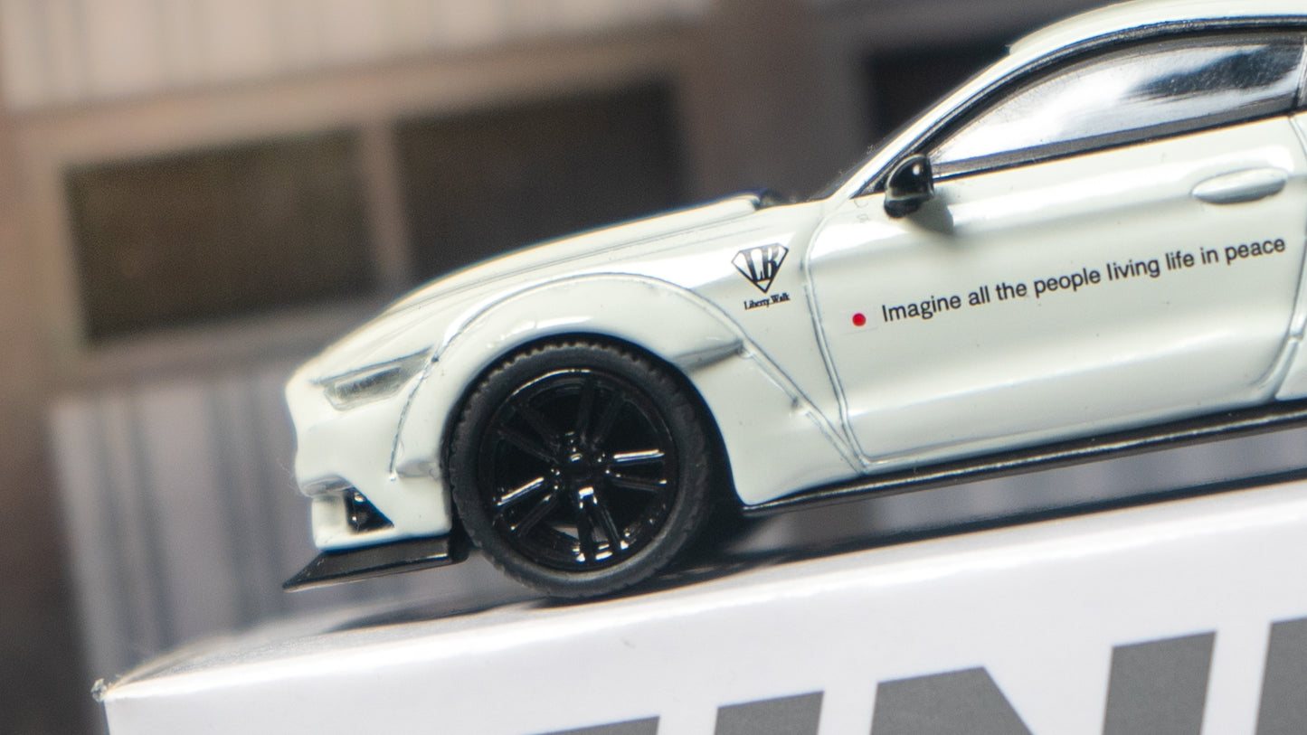 Mini GT - FORD MUSTANG GT LBWK WHITE #646